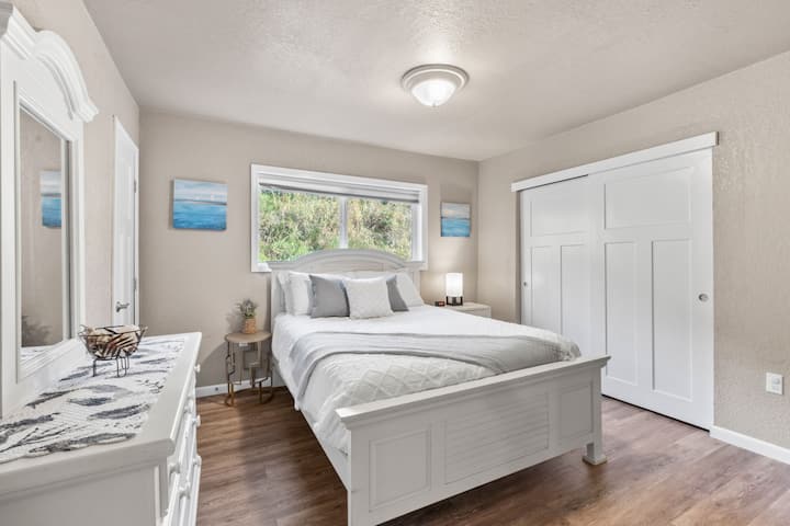 Ძირითადი საძინებელი გთავაზობთ ორადგილიან საწოლსა და ცალკე სააბაზანოს.