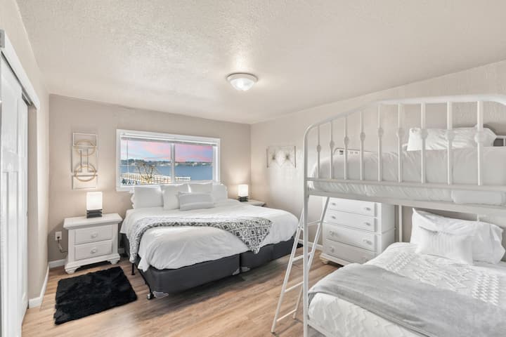 Პირველ საძინებელში, დარბაზის ქვემოთ, დიდი ზომის საწოლია, ასევე, ორადგილიანი საწოლი.