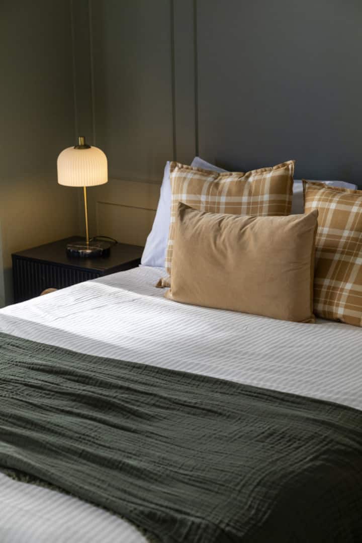 Спалня 2. Удобно и функционално пространство, чудесно за корпоративни или краткосрочни посещения.