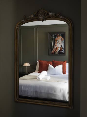 2 level CBD Penthouse- Balconies, Views, Garage gallery image 2