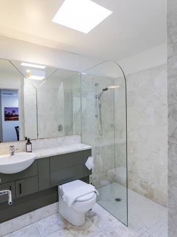 2 level CBD Penthouse- Balconies, Views, Garage gallery image 5