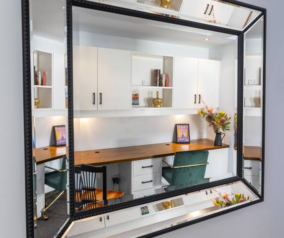 2 level CBD Penthouse- Balconies, Views, Garage gallery image 3