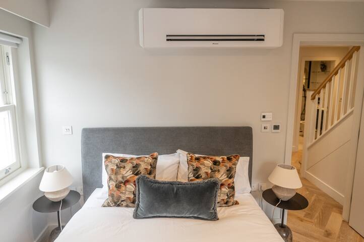 Beautiful 2 bed Fitzrovia flat set over 2 floors gallery image 3