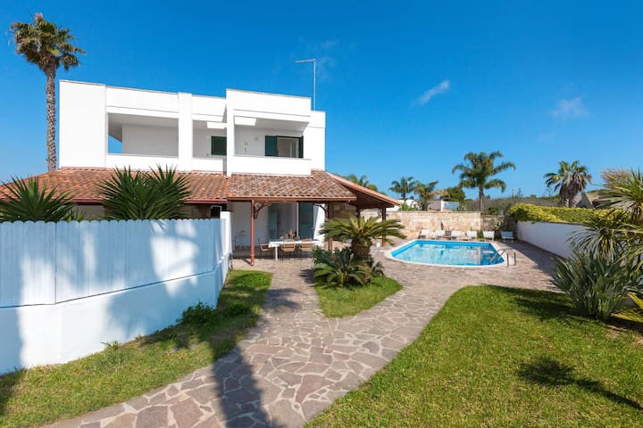 Villa Sunbeach by BarbarHouse