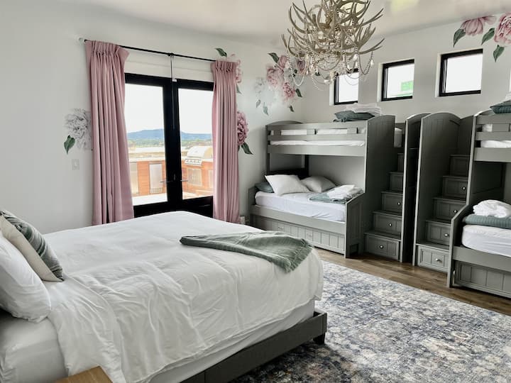 chambre 3 : suite familiale (lit king size plus 2 lits superposés)