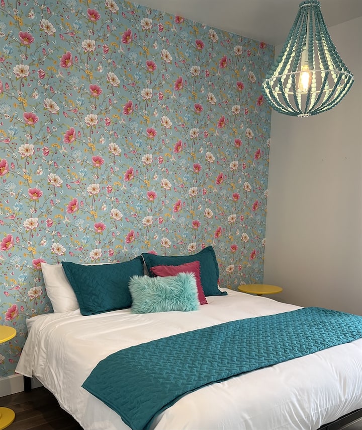 Chambre 2 : lit « king size » avec salle de bain attenante