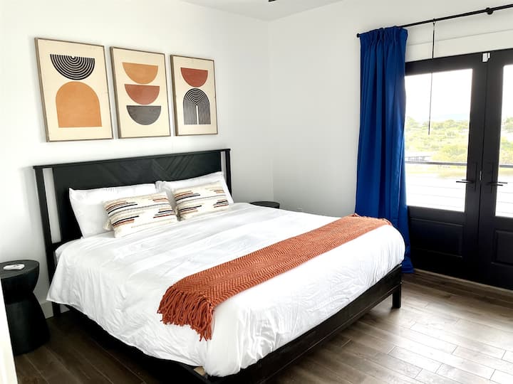 Chambre 4 : lit King Size (à l'étage) avec salle de bains attenante