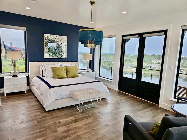 Chambre principale : lit « king size » avec salle de bain attenante