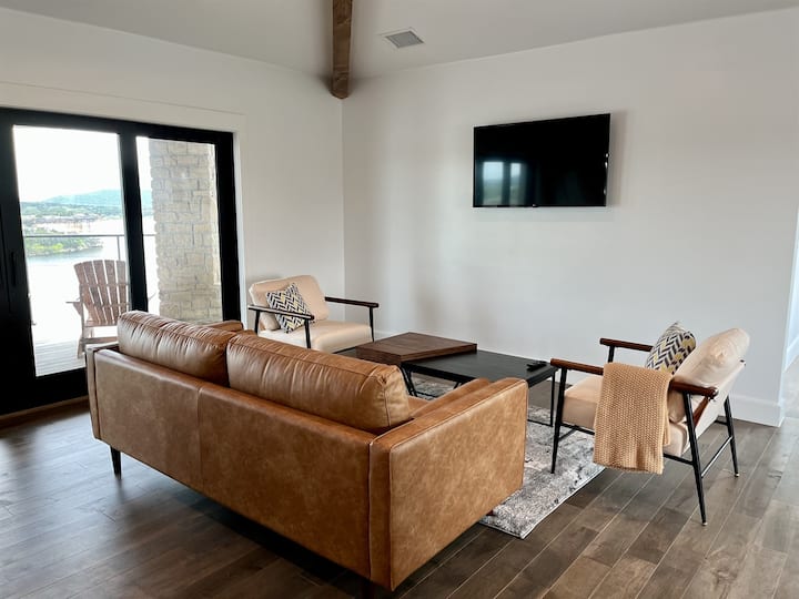 Chambre flexible à l'étage : salon et 2 lits jumeaux (utilisés comme 5e chambre, pas de porte)