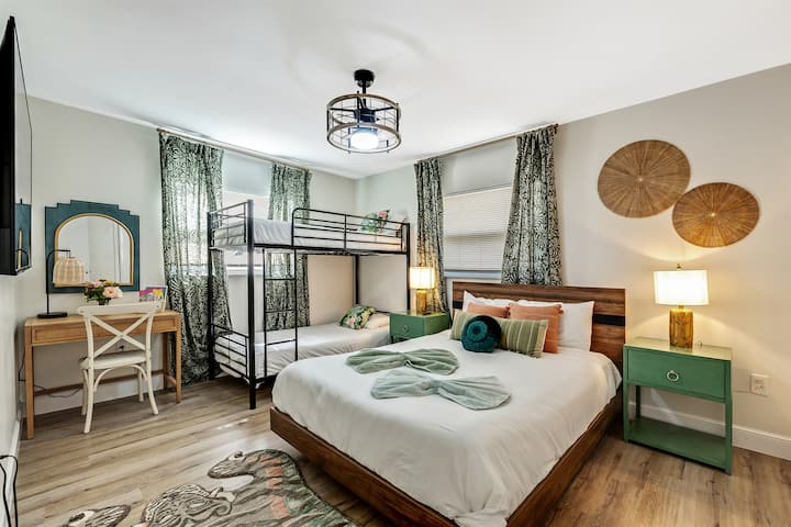 Kjo dhomë është projektuar me kujdes për të ofruar alternativa fleksibël fjetjeje, duke u siguruar që të mund të presë vizitorë ose anëtarë të familjes me preferenca të ndryshme.