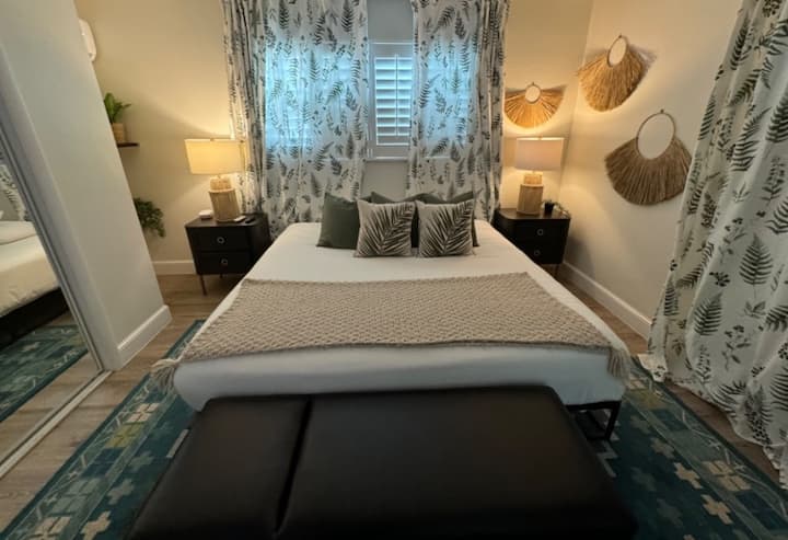 Dekori i kësaj dhome gjumi është projektuar për të përmirësuar ambientin e saj mikpritës. 