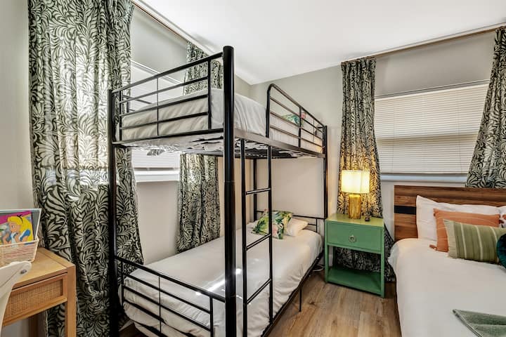 Ngjyrat e buta dhe qetësuese krijojnë një atmosferë të qetë, ndërsa veprat e artit me shije ose elementët dekorativë i shtojnë personalitet dhe bukuri hapësirës.