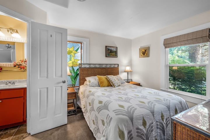 Druhá spálňa - manželská posteľ a kúpeľňa