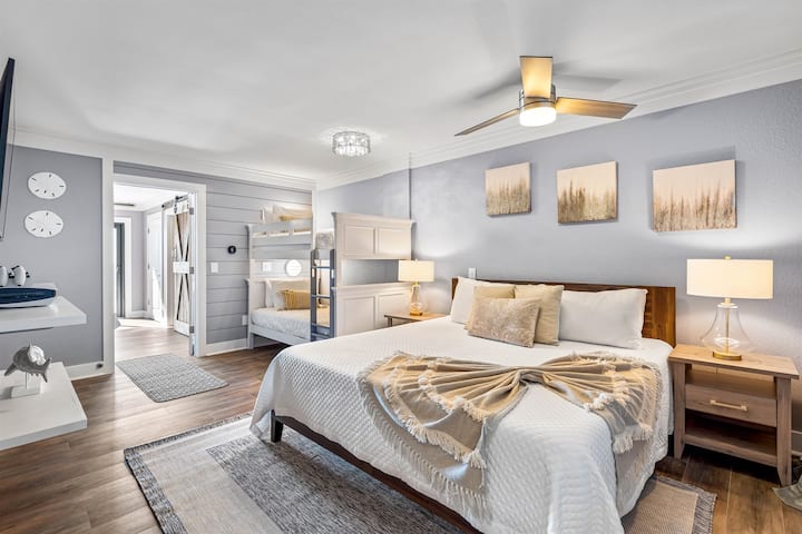 Ghorofa ya Kwanza | King Bedroom & Twin Bunks