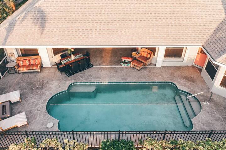 Serenity Lakeside Villa - KING BED - Heated Pool