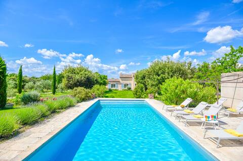 Mas des Chênes Verts 5 bedrooms with pool and air conditioning