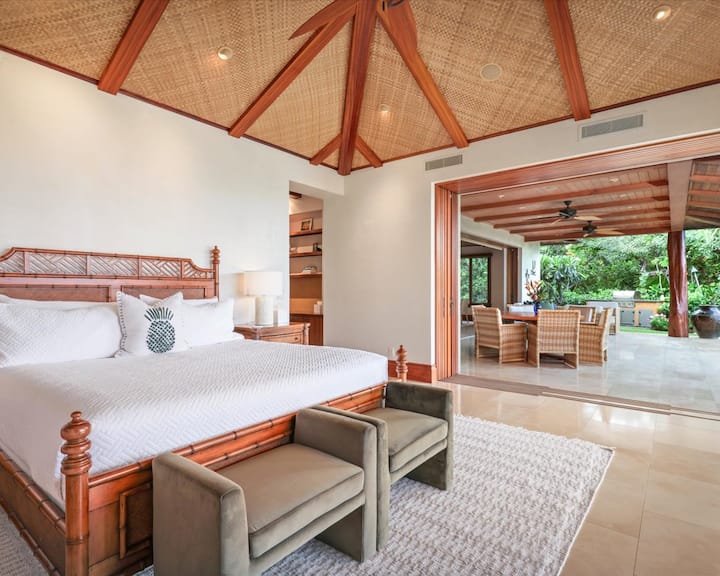 Suite de 18 dormitorios con una cama tamaño king, acceso a lanai, televisor inteligente, escritorio personal y baño privado