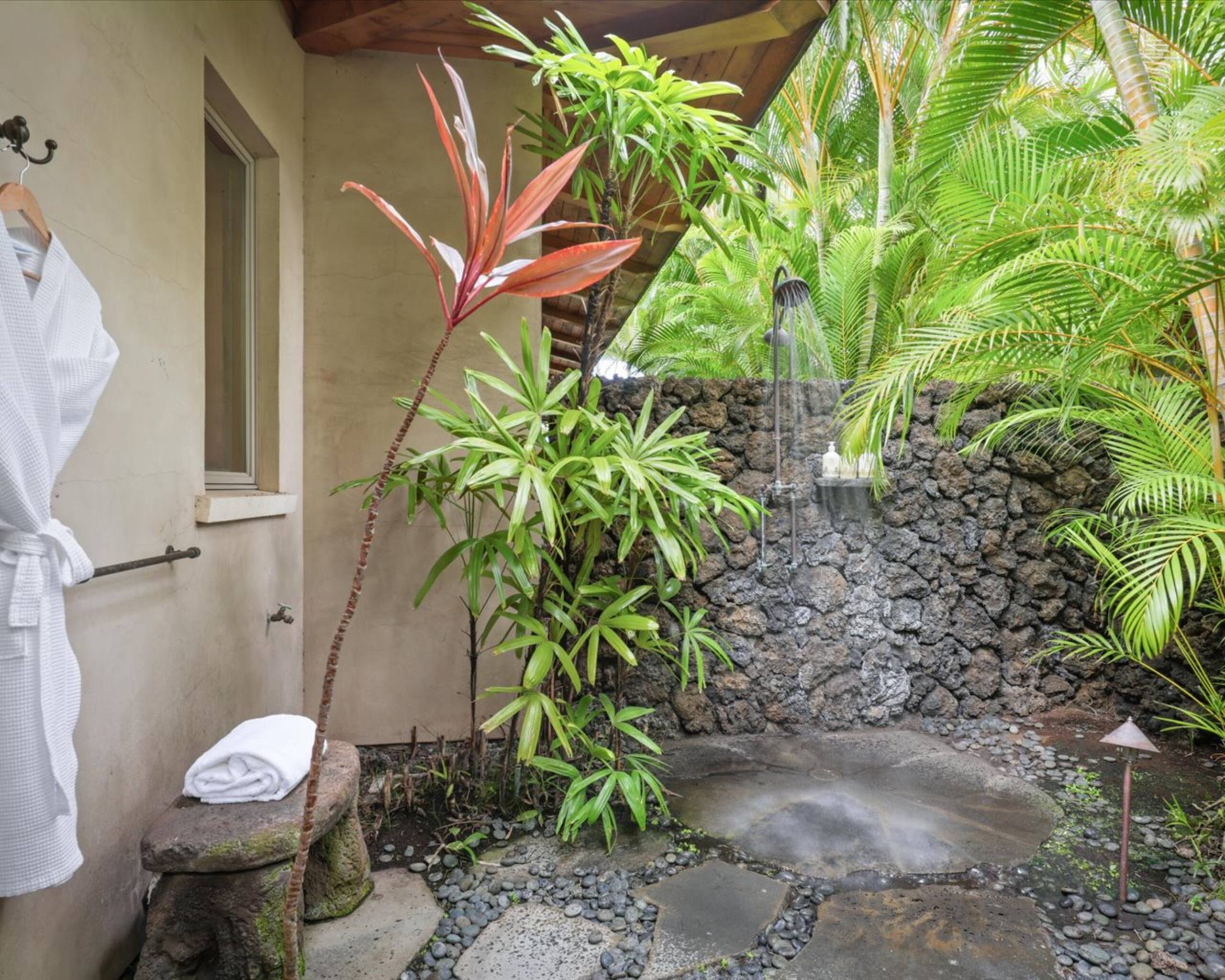 Home in Kailua-Kona · ★5.0 · 3 bedrooms · 4 beds · 3.5 baths - Image 36