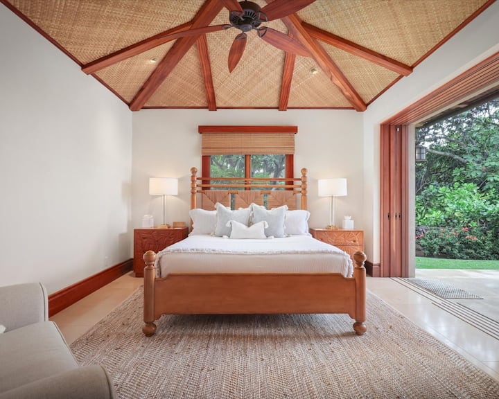 Dormitorio 24 segundos con cama tamaño king, cama doble extraíble, lanai amueblado, televisor inteligente y baño privado
