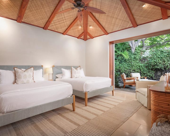 28. Tercero dormitorio con dos camas tamaño queen, un lanai privado, un vestidor y un televisor inteligente.