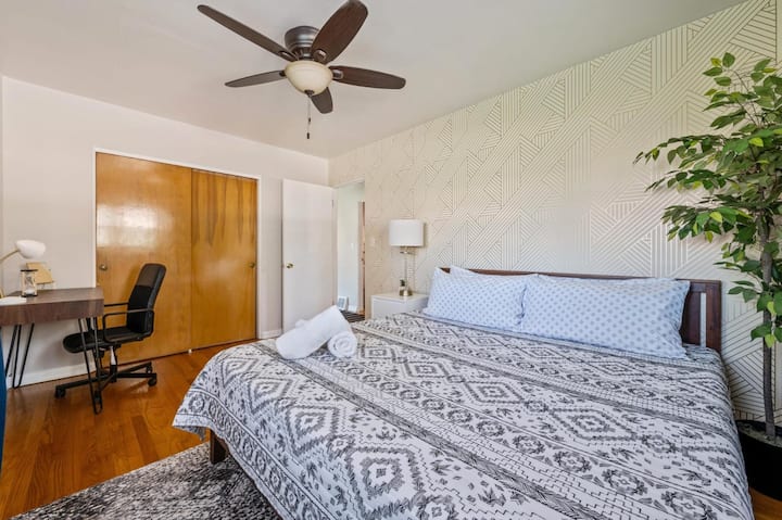 หลับสบายบนเตียงที่สะดวกสบาย พร้อมพื้นที่ทำงานเฉพาะและพื้นที่ตู้เสื้อผ้ากว้างขวางเพื่อความสะดวกสบายของคุณ