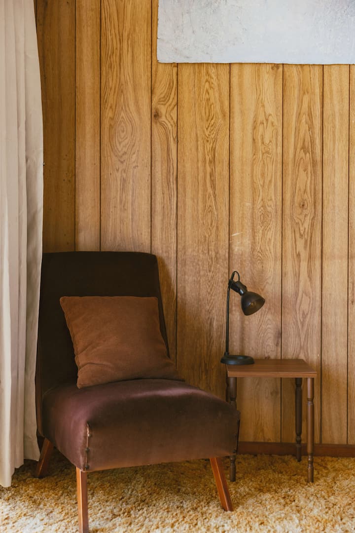 Asiento vintage junto a la ventana con vistas al mar