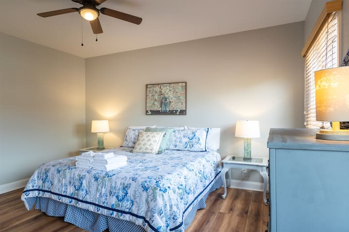 Ძირითადი საძინებელი 193 × 203 სმ ზომის საწოლით