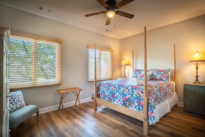 Სტუმრების საძინებელი 1 Queen Poster საწოლით