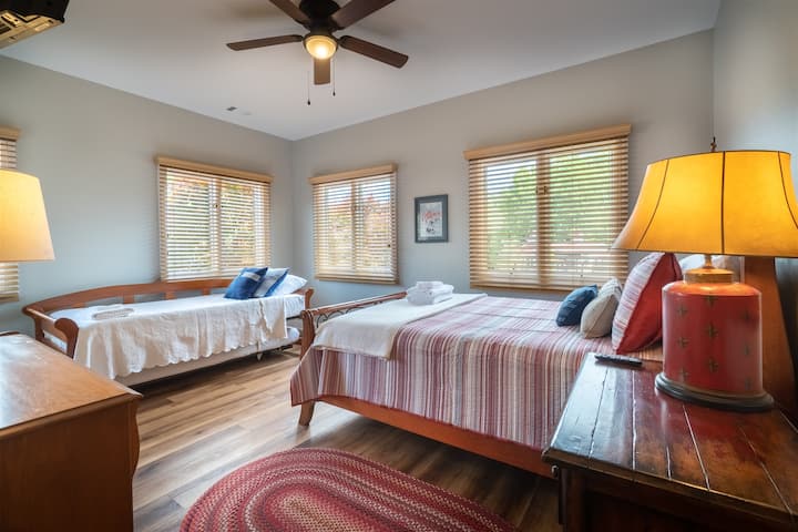 Სტუმრების საძინებლები საწოლით Queen და Trundle საწოლით