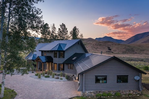 The Rodeo Cabin on 5 Acres | Pet-Friendly!