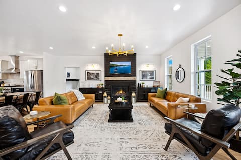 Luxe Retreat with Sauna, Walk to Northern Haus