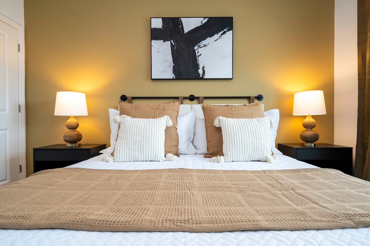 With a ground floor bedroom with a king size bed