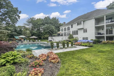 Luxury Escape, Infinity Pool, HotTub, private yard