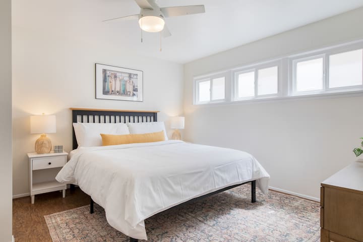 El dormitorio principal cuenta con cama tamaño king y baño privado.