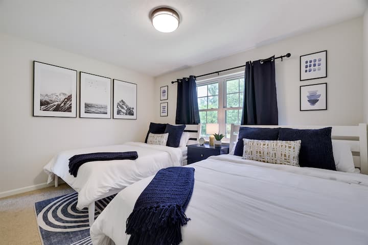 Il divertimento non si ferma mai in camera con due letti queen-size.