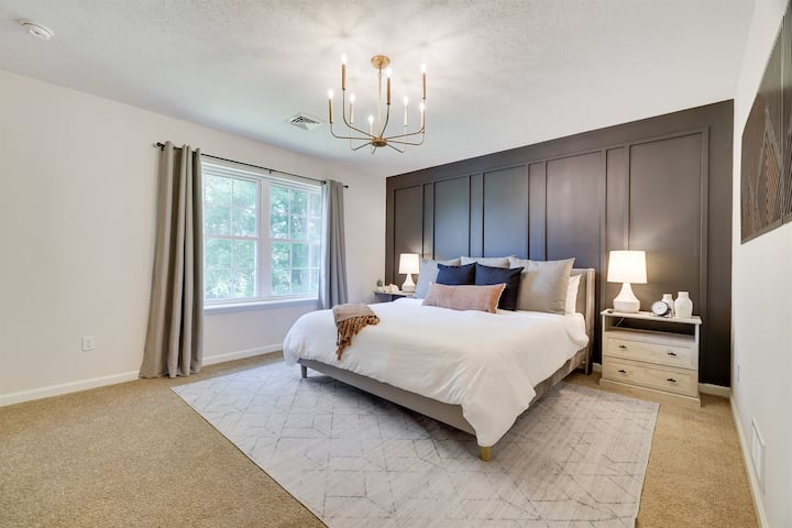 Dormi come un familiare reale sul letto king-size.