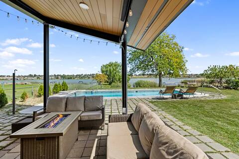 Lakefront Washington Home w/ Private Pool & Sauna