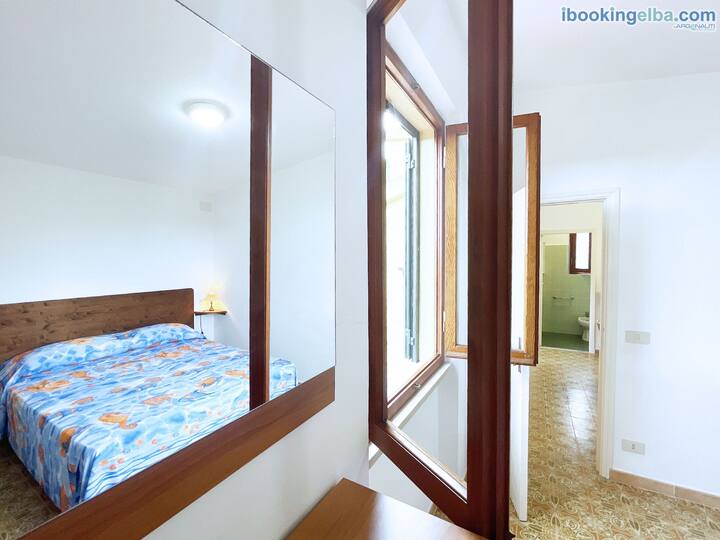 Casa Andrea I Marmi - รายละเอียดของห้องนอนคู่ที่มีทางเข้าห้องนั่งเล่น