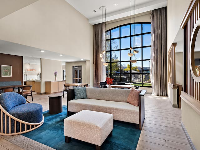 Relaxing 2BR Suite with Breakfast, Pets Allowed! gallery image 5