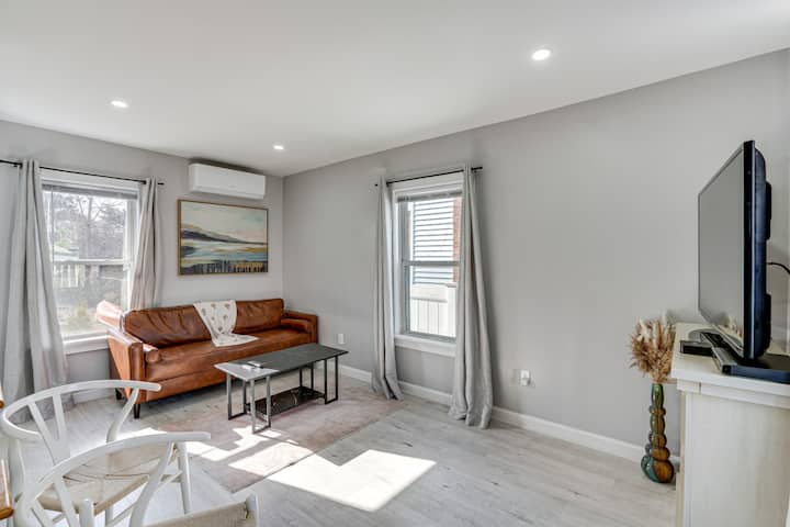 Entire Home 2br/2bth Quite Area With Parking - Revere, MA