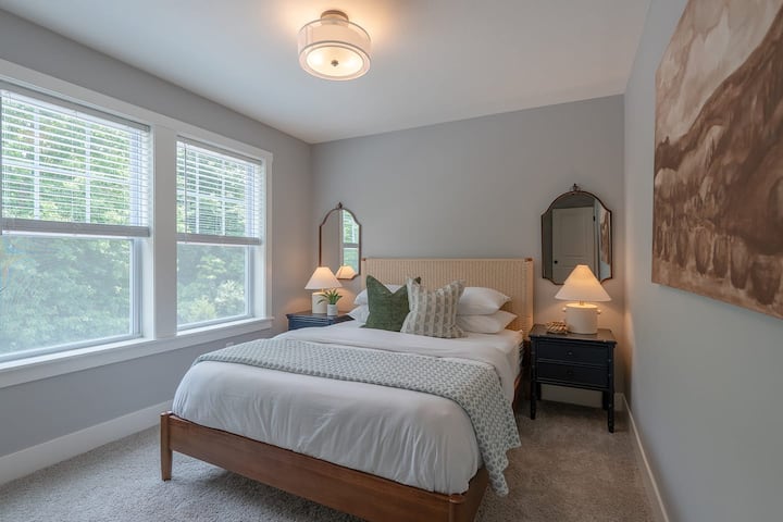 ห้องนอนควีนไซส์ที่อบอุ่น