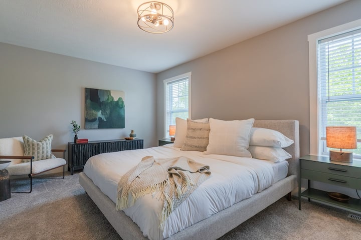 ห้องนอนกว้างขวางพร้อมเตียงคิงไซส์และห้องน้ำในตัว