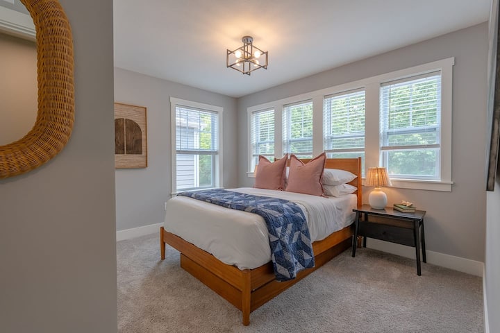 ห้องนอนเต็มรูปแบบพร้อมเตียงสองชั้น