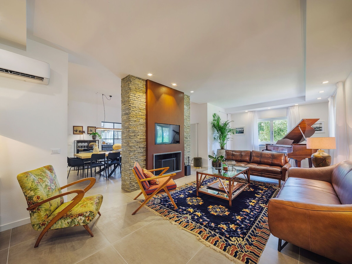 Annuncio Airbnb popolare: Villa Poiane with lake view, pool, jacuzzi, sauna a Massarosa