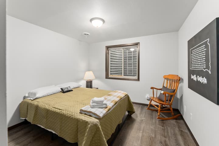 Очарователна спалня с ретро люлеещ се стол.