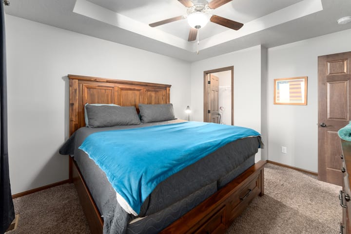 Просторна родителска спалня с плюшено двойно легло.