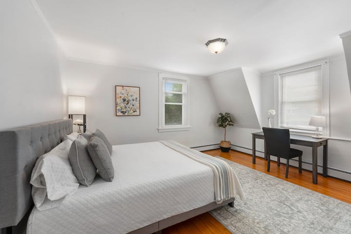 Dormitorio king con espacio de trabajo