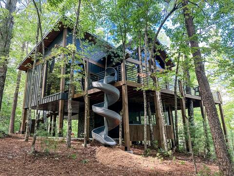 Amazing LUXE Treehouse Cabin! Kid's utopia! Adults