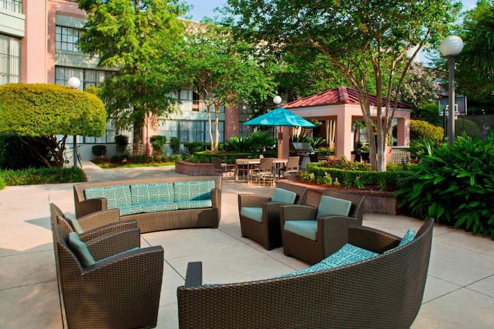 TWO Modern 2BR Suites, Pool, Free Breakfast!