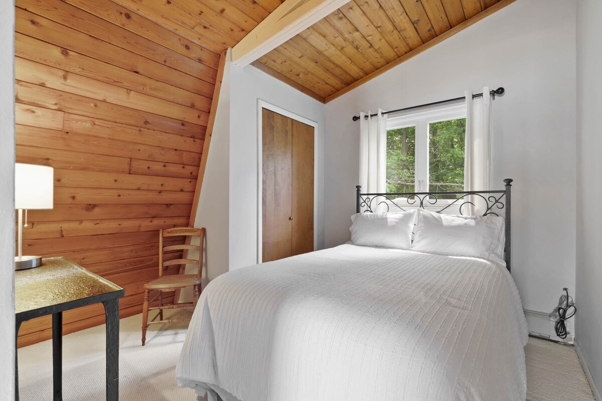 Spavaća soba na katu s bračnim krevetom